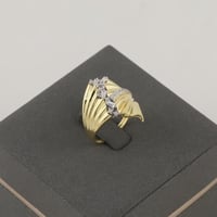 خاتم ذهب مموج بتصميم حبيبات الكريستال - عيار 18