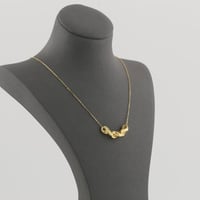 عقد ذهب مع تعليقة مموجة بنقش لماع - عيار 21