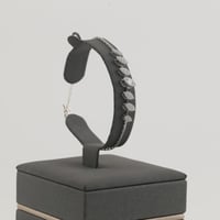 طقم ذهب ابيض بتصميم حبات الكريستال اللماعه - عيار...