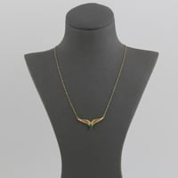 عقد ذهب جناح الصقر بفص اخضر - عيار 21