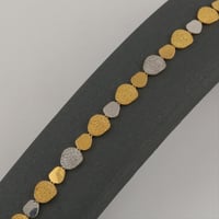 اسوارة ذهب بتصميم هندسي بأجزاء مطفية لونين - عيار...