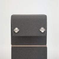 طقم ذهب الزهور البيضاء عيار 18