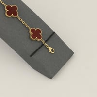 اسوارة ذهب بتصميم نبتة رباعية حمراء ملفتة - عيار 1...