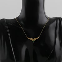 عقد ذهب جناح الصقر بفص اخضر - عيار 21