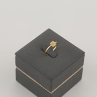 طقم ذهب مربع بنقش معين مع دلايات هندسية - عيار 21