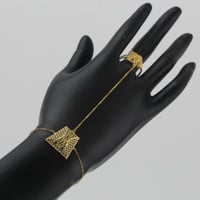 طقم ذهب بيضاوي مع مربعات بارزة مع دلايات - عيار 21