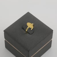 طقم ذهب مبروم مع وردة سبيكة بيضاوي - عيار21