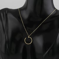 عقد ذهب بتصميم مسمار ملتف - عيار 18