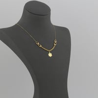 عقد ذهب حلقات مبروم وردة بنقش متفرد - عيار 21