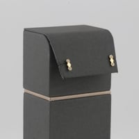 طقم ذهب بتصميم سداسي بأجزاء لماعة - عيار 18