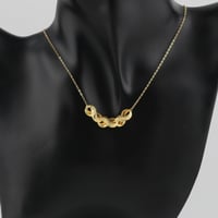 عقد ذهب مع تعليقة مموجة بنقش لماع - عيار 21