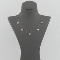 تشوكر ذهب ازهار بقصات بوقيت تصميم الماس عيار 18