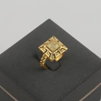 خاتم ذهب مربع منقوش بتفاصيل بيضاء - عيار 21