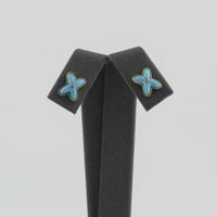 حلق ذهب الفراشة بلون ازرق عيار 18