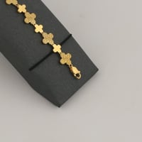 اسوارة ذهب بتصميم نبتة رباعية بأجزاء مطفية - عيار...