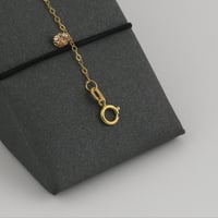 اسوارة ذهب مع فصوص بلون مميز - عيار 21