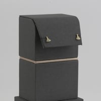 طقم ذهب بتصميم شراع مع مربع بسيط لماع - عيار18