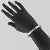 اسوارة ذهب ابيض نحت دائري عيار 18