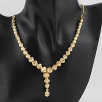 عقد ذهب تصميم هندسي يعكس النور عيار 21