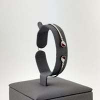 اسوارة ذهب ابيض و دمعه بلونين الابيض ودم الغزال عي...