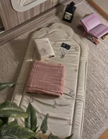 طقم انيق ورود متناثره بينك