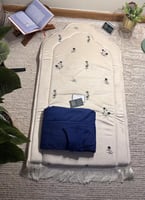 طقم انيق ورود متناثره - مع بيت مصحف