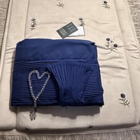 طقم انيق ورود متناثره - مع بيت مصحف