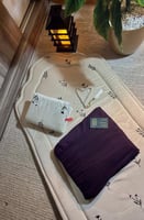 طقم انيق ورود متناثره - مع بيت مصحف