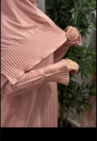 طقم انيق ورود متناثره بينك