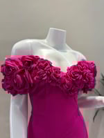 فستان فوشي ملكي مزين بتطريزات ذهبية