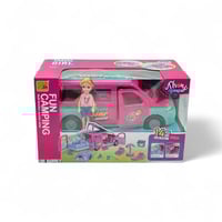 عروسة مع سيارة camping