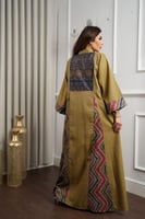 جلابية كشميري بقصة واسعة مريحة مع تفاصيل زخرفية مم...