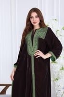 جلابية مخمل فاخرة بتطريز يدوي على الصدر وتصميم واس...