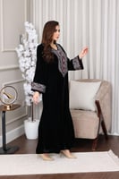 جلابية مخمل فاخرة مطرزة بنقوش تراثية على الصدر وال...