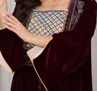 جلابية مخمل فاخرة بلمعة راقية وتطريز يدوي ملون على...