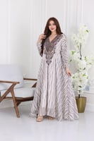 جلابية شيفون مجعد بنقشة خطوط وتطريز تراثي