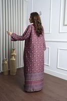 جلابية كشميري فاخرة بنقوش أزهار مطرزة بالفصوص