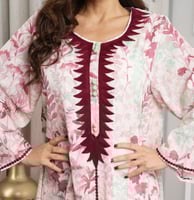 جلابية قطنية بطبعة أزهار ناعمة وتطريز مغربي