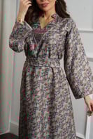 جلابية كشميري فاخرة بنقوش أزهار مطرزة بالفصوص