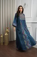 جلابية كشميري بقصة واسعة مريحة مع تفاصيل زخرفية مم...