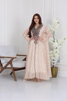 جلابية شيفون مجعد بنقشة خطوط وتطريز تراثي