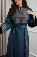 جلابية كشميري بقصة واسعة مريحة مع تفاصيل زخرفية مم...