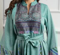 جلابية كشميري بقصة واسعة مريحة مع تفاصيل زخرفية مم...