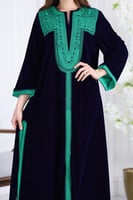 جلابية مخمل فاخرة بتطريز يدوي على الصدر وتصميم واس...