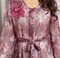 جلابية شيفون بنقوش ورود ملونة مرصع بالكريستال