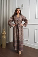 جلابية كشميري فاخرة بنقوش أزهار مطرزة بالفصوص