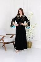 جلابية مخمل سهرة مطرزة يدويًا بتفاصيل خرز لامعة وت...