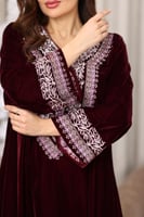 جلابية مخمل فاخرة مطرزة بنقوش تراثية على الصدر وال...