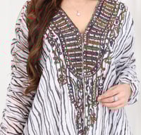 جلابية شيفون مجعد بنقشة خطوط وتطريز تراثي