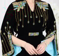 جلابية مخمل سهرة مطرزة يدويًا بتفاصيل خرز لامعة وت...